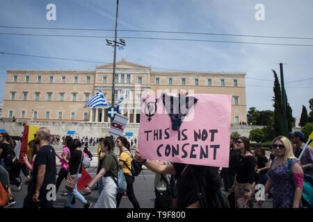 Athen, Griechenland. 18 Mai, 2019. Eine Plakette mit einer Frau unter Ware vor dem griechischen Parlament gesehen während der Demonstration. Hunderte von Aktivistinnen gegen Frauen Gewalt protestiert. Credit: Nikolas Joao Kokovlis/SOPA Images/ZUMA Draht/Alamy leben Nachrichten Stockfoto