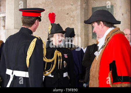 Windsor, Berkshire, Großbritannien. 18 Mai, 2019. Gönner wurden in Kraft heute in Windsor, um zu sehen, die Household Cavalry Ausübung ihres Rechts auf eine Freiheit des Eintrag Marsch durch die Stadt lange Verbindung der Haushalt der Kavallerie Regiment mit der Stadt Windsor zu feiern. Das Regiment pausierte kurz an der Guildhall ein Gruß vor der Princess Royal zu nehmen. Die Household Cavalry wurden bei Combermere Kaserne in Windsor seit über 200 Jahren und Umzug nach Salisbury Plain später im Jahr 2019. Credit: Maureen McLean/Alamy Live News Credit: Maureen McLean/Alamy leben Nachrichten Stockfoto