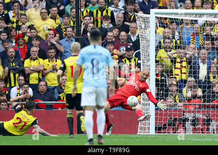 London, England 18. Mai Watford Torwart Heurelho Gomes ist durch einen Schuß von Manchester City Mittelfeldspieler David Silva während der FA Cup Finale zwischen Manchester City und Watford im Wembley Stadion, London am Samstag, den 18. Mai 2019 geschlagen. (Credit: Jon Bromley | MI Nachrichten) Credit: MI Nachrichten & Sport/Alamy Live News Credit: MI Nachrichten & Sport/Alamy leben Nachrichten Stockfoto