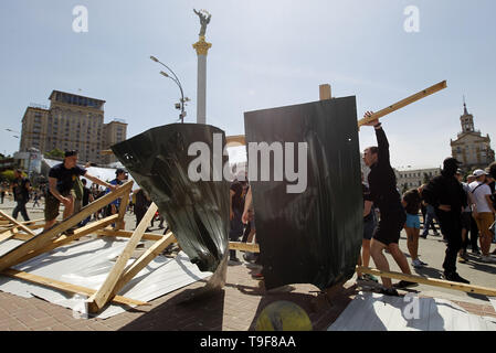 Kiew, Ukraine. 18 Mai, 2019. Aktivisten zerstören ein Zaun auf dem Gelände der Bau der Aufbau des nationalen Denkmal der Helden des Himmlischen hundert auf dem Platz der Unabhängigkeit in Kiew, Ukraine, am 18. Mai 2019. Die Aktivisten sagte, dass die vorbereitenden Arbeiten für den Bau der nationalen Denkmal der Helden des Himmlischen Hundert mit der Untersuchung der tötungen von EuroMaidan Aktivistinnen oder die Helden der Himmlischen Hundert stören. Credit: Serg Glovny/ZUMA Draht/Alamy Live News Credit: ZUMA Press, Inc./Alamy leben Nachrichten Stockfoto