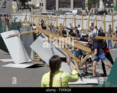 Kiew, Ukraine. 18 Mai, 2019. Aktivisten zerstören ein Zaun auf dem Gelände der Bau der Aufbau des nationalen Denkmal der Helden des Himmlischen hundert auf dem Platz der Unabhängigkeit in Kiew, Ukraine, am 18. Mai 2019. Die Aktivisten sagte, dass die vorbereitenden Arbeiten für den Bau der nationalen Denkmal der Helden des Himmlischen Hundert mit der Untersuchung der tötungen von EuroMaidan Aktivistinnen oder die Helden der Himmlischen Hundert stören. Credit: Serg Glovny/ZUMA Draht/Alamy Live News Credit: ZUMA Press, Inc./Alamy leben Nachrichten Stockfoto