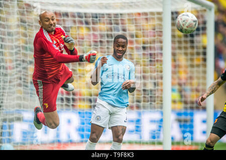 Wembley Stadion, London, England, Großbritannien, 18. Mai 2019. Heurelho Gomes von Watford und Raheem Sterling von Manchester City während der FA Cup Finale zwischen Manchester City und Watford im Wembley Stadion, London, England am 18. Mai 2019. Foto von salvio Calabrese. Nur die redaktionelle Nutzung, eine Lizenz für die gewerbliche Nutzung erforderlich. Keine Verwendung in Wetten, Spiele oder einer einzelnen Verein/Liga/player Publikationen. Credit: UK Sport Pics Ltd/Alamy leben Nachrichten Stockfoto