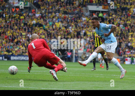 Wembley Stadion, London, England, UK. 18. Mai 2019. Gabriel Jesus KERBEN VERGANGENHEIT Heurelho Gomes Manchester City FC V FC Watford Manchester City FC V FC Watford, FA-CUP 2019 vom 18. Mai 2019 GBD 14192 FA-Cup, 18.05.2019, Wembley Stadion, London, England streng redaktionelle Verwendung. Wenn der Spieler/Spieler in diesem Bild dargestellt ist/Spielen für einen englischen Club oder das England National Team. Dann ist dieses Bild darf nur für redaktionelle Zwecke verwendet werden. Keine kommerzielle Nutzung. Folgende Verwendungen sind auch dann eingeschränkt, wenn in einem redaktionellen Kontext: Verwendung in Verbindung mit oder als Teil einer unbefugten Ein Stockfoto