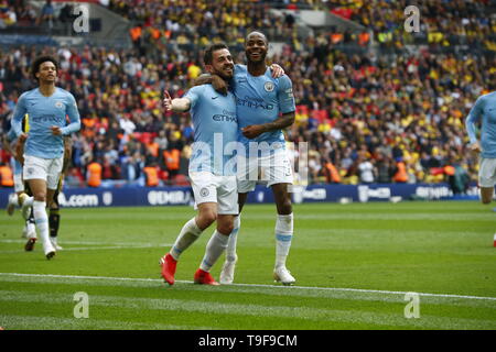 LONDON, UINTED KÖNIGREICH. 18. Mai, 2019 Manchester City Raheem Sterling zählen seine Seiten fünftes Ziel feiert mit dem Manchester City David Silva im FA Cup Finale zwischen Manchester City und Watford im Wembley Stadion, London Am 18. Mai 2019 Kredit Aktion Foto Sport FA Premier League und der Football League Bilder unterliegen dem DataCo Lizenz EDITORIAL NUR VERWENDEN Keine Verwendung mit nicht autorisierten Audio-, Video-, Daten-, Spielpläne (außerhalb der EU), Verein/liga Logos oder "live" Dienstleistungen. On-line-in-Verwendung beschränkt auf 45 Bildern (+15 in zusätzliche Zeit). Kein Einsatz zu emulieren, bewegte Bilder. Keine Verwendung in Wetten, Stockfoto