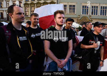 Krakau, Polen. 18 Mai, 2019. Mitglieder der Rechten polnischen Verbände gesehen an einem Protest gegen die 15 Gleichstellung Parade Kundgebung zur Unterstützung der schwul-lesbischen Community. Während der pro LGBT-parade Route, mehrere Proteste gegen LGBT-Rechte und Förderung pro Familie Werte der polnischen Rechten und Konservativen Verbänden organisiert waren. Credit: Omar Marques/SOPA Images/ZUMA Draht/Alamy leben Nachrichten Stockfoto