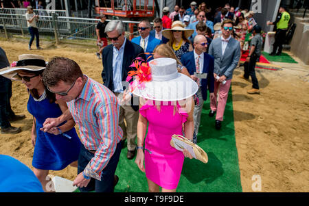 Baltimore, MD, USA. 18 Mai, 2019. Mai 18, 2019: Szenen aus rund um die Strecke am "Alten Berg" als Fans Preakness Tag am Pimlico Rennstrecke in Baltimore, Maryland. Scott Serio//Eclipse Sportswire/CSM/Alamy leben Nachrichten Stockfoto