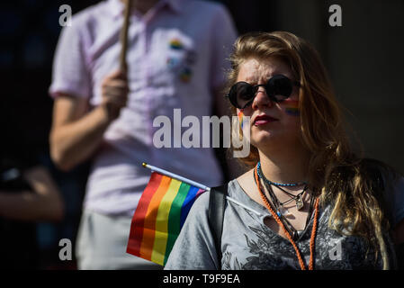 Krakau, Polen. 18 Mai, 2019. Eine Frau gesehen mit Regenbogen Farben auf dem Gesicht während des 15 Gleichstellung Parade Kundgebung zur Unterstützung der LGBT-Gemeinschaft gemalt. Während der pro LGBT-parade Route, mehrere Proteste gegen LGBT-Rechte und Förderung pro Familie Werte wurden von polnischen Rechten und Konservativen Verbänden organisiert. Credit: Omar Marques/SOPA Images/ZUMA Draht/Alamy leben Nachrichten Stockfoto