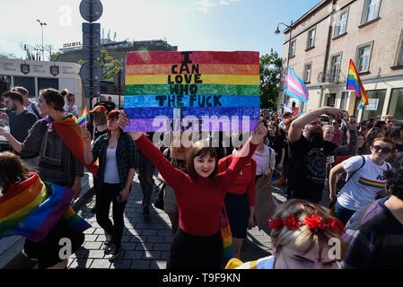 Krakau, Polen. 18 Mai, 2019. Eine Frau gesehen, die eine Fahne während des 15. Gleichstellung Parade Kundgebung zur Unterstützung der schwul-lesbischen Community. Während der pro LGBT-parade Route, mehrere Proteste gegen LGBT-Rechte und Förderung pro Familie Werte wurden von polnischen Rechten und Konservativen Verbänden organisiert. Credit: Omar Marques/SOPA Images/ZUMA Draht/Alamy leben Nachrichten Stockfoto