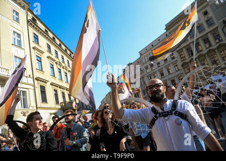 Krakau, Polen. 18 Mai, 2019. Menschen gesehen Holding Flags im 15. Gleichstellung Parade Kundgebung zur Unterstützung der schwul-lesbischen Community. Während der pro LGBT-parade Route, mehrere Proteste gegen LGBT-Rechte und Förderung pro Familie Werte wurden von polnischen Rechten und Konservativen Verbänden organisiert. Credit: Omar Marques/SOPA Images/ZUMA Draht/Alamy leben Nachrichten Stockfoto