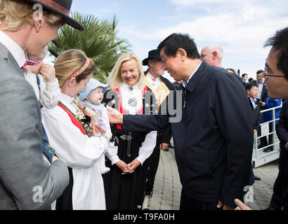 Oslo, Norwegen. 17 Mai, 2019. Li Zhanshu, Vorsitzender des Ständigen Ausschusses des Nationalen Volkskongresses (NVK), besuche eine lokale ökologische Landwirtschaft Projekt in Stavanger, Norwegen, 17. Mai 2019. China's Top Gesetzgeber Li Zhanshu einen offiziellen freundlichen Besuch in Norwegen von Mai 15 bis 18, davon aus, dass die Entwicklung der Sino-Norwegian Bindungen mehr Fortschritt zu fördern. Credit: Huang Jingwen/Xinhua/Alamy leben Nachrichten Stockfoto