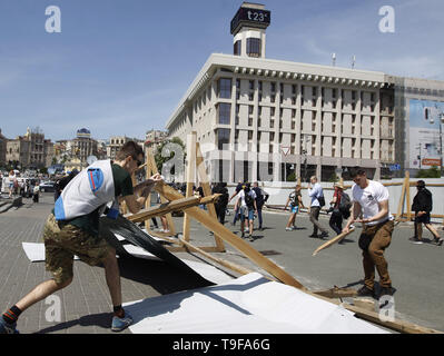 Kiew, Kiew, Ukraine. 18 Mai, 2019. Ukrainische Aktivisten sind Gesehen zerstören ein Zaun an der Baustelle des Nationalen Denkmal der Helden des Himmlischen hundert auf dem Platz der Unabhängigkeit in Kiew, Ukraine. Die Aktivisten sagte, dass die vorbereitenden Arbeiten für den Bau der nationalen Denkmal der Helden des Himmlischen Hundert mit der Untersuchung der tötungen der Maiden Demonstranten (die Helden des Himmlischen Hundert), die in den Protesten gegen die Regierung im Jahr 2014 während der Revolution der Würde getötet wurden, beeinträchtigen. Credit: Pavlo Gontschar/SOPA Images/ZUMA Draht/Alamy leben Nachrichten Stockfoto