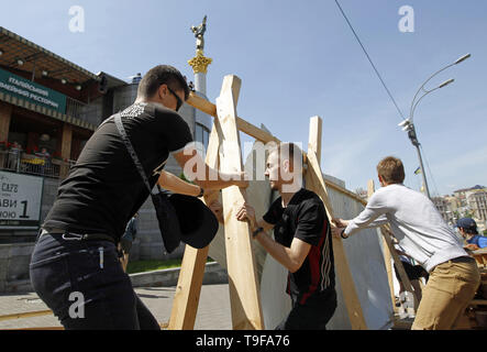 Kiew, Kiew, Ukraine. 18 Mai, 2019. Ukrainische Aktivisten sind Gesehen zerstören ein Zaun an der Baustelle des Nationalen Denkmal der Helden des Himmlischen hundert auf dem Platz der Unabhängigkeit in Kiew, Ukraine. Die Aktivisten sagte, dass die vorbereitenden Arbeiten für den Bau der nationalen Denkmal der Helden des Himmlischen Hundert mit der Untersuchung der tötungen der Maiden Demonstranten (die Helden des Himmlischen Hundert), die in den Protesten gegen die Regierung im Jahr 2014 während der Revolution der Würde getötet wurden, beeinträchtigen. Credit: Pavlo Gontschar/SOPA Images/ZUMA Draht/Alamy leben Nachrichten Stockfoto