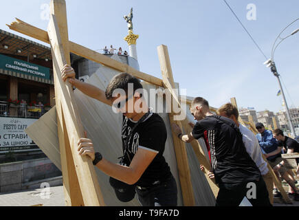 Kiew, Kiew, Ukraine. 18 Mai, 2019. Ukrainische Aktivisten sind Gesehen zerstören ein Zaun an der Baustelle des Nationalen Denkmal der Helden des Himmlischen hundert auf dem Platz der Unabhängigkeit in Kiew, Ukraine. Die Aktivisten sagte, dass die vorbereitenden Arbeiten für den Bau der nationalen Denkmal der Helden des Himmlischen Hundert mit der Untersuchung der tötungen der Maiden Demonstranten (die Helden des Himmlischen Hundert), die in den Protesten gegen die Regierung im Jahr 2014 während der Revolution der Würde getötet wurden, beeinträchtigen. Credit: Pavlo Gontschar/SOPA Images/ZUMA Draht/Alamy leben Nachrichten Stockfoto