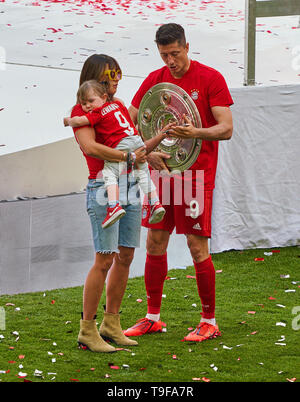 Siegerehrung mit Pokal: Robert Lewandowski, FCB 9 mit Anna, seine Frau und seine Tochter Klara, FC BAYERN MÜNCHEN - Eintracht Frankfurt 5-1 - DFL-Bestimmungen verbieten die Verwendung von Fotografien als BILDSEQUENZEN und/oder quasi-VIDEO - 1. Deutsche Fussball Liga, München, 18. Mai 2019 Saison 2018/2019, Spieltag 34, FCB, © Peter Schatz/Alamy leben Nachrichten Stockfoto