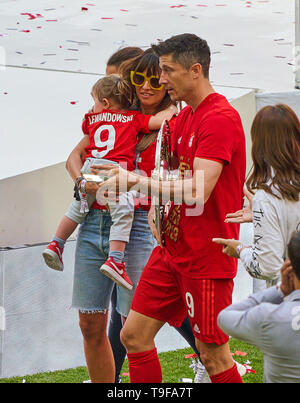 Siegerehrung mit Pokal: Robert Lewandowski, FCB 9 mit Anna, seine Frau und seine Tochter Klara, FC BAYERN MÜNCHEN - Eintracht Frankfurt 5-1 - DFL-Bestimmungen verbieten die Verwendung von Fotografien als BILDSEQUENZEN und/oder quasi-VIDEO - 1. Deutsche Fussball Liga, München, 18. Mai 2019 Saison 2018/2019, Spieltag 34, FCB, © Peter Schatz/Alamy leben Nachrichten Stockfoto