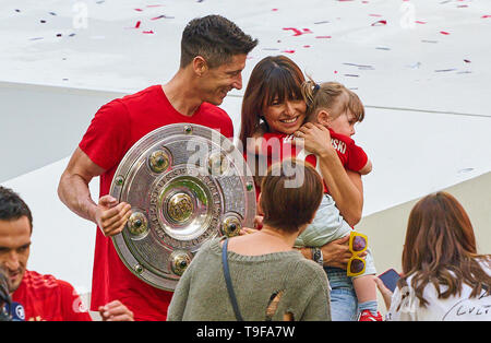 Siegerehrung mit Pokal: Robert Lewandowski, FCB 9 mit Anna, seine Frau und seine Tochter Klara, FC BAYERN MÜNCHEN - Eintracht Frankfurt 5-1 - DFL-Bestimmungen verbieten die Verwendung von Fotografien als BILDSEQUENZEN und/oder quasi-VIDEO - 1. Deutsche Fussball Liga, München, 18. Mai 2019 Saison 2018/2019, Spieltag 34, FCB, © Peter Schatz/Alamy leben Nachrichten Stockfoto