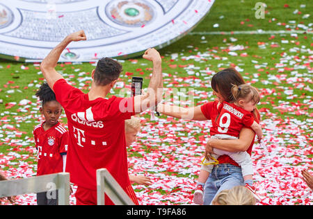 Siegerehrung mit Pokal: Anna, Ehefrau von Robert Lewandowski, FCB 9 mit Tochter Klara, FC BAYERN MÜNCHEN - Eintracht Frankfurt 5-1 - DFL-Bestimmungen verbieten die Verwendung von Fotografien als BILDSEQUENZEN und/oder quasi-VIDEO - 1. Deutsche Fussball Liga, München, 18. Mai 2019 Saison 2018/2019, Spieltag 34, FCB, © Peter Schatz/Alamy leben Nachrichten Stockfoto