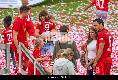 Siegerehrung mit Pokal: Anna, Ehefrau von Robert Lewandowski, FCB 9 mit Tochter Klara, Cathy Fischer Frau von Mats HUMMELS, FCB5, FC BAYERN MÜNCHEN - Eintracht Frankfurt 5-1 - DFL-Bestimmungen verbieten die Verwendung von Fotografien als BILDSEQUENZEN und/oder quasi-VIDEO - 1. Deutsche Fussball Liga, München, 18. Mai 2019 Saison 2018/2019, Spieltag 34, FCB, © Peter Schatz/Alamy leben Nachrichten Stockfoto