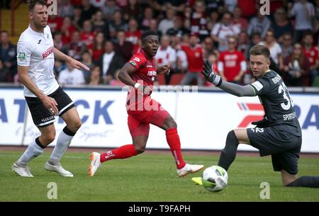 Oberhausen, Deutschland. 18 Mai, 2019. firo: 18.05.2019 Fußball, Regionalliga West, Saison 2018/2019 Rot-Weiß Oberhausen - SC Verl Shaibou Oubeyapwa (Nr. 7, Red-Weiss Oberhausen) verfehlte knapp das Ziel. | Verwendung der weltweiten Kredit: dpa/Alamy leben Nachrichten Stockfoto