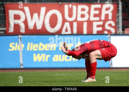 Oberhausen, Deutschland. 18 Mai, 2019. firo: 18.05.2019 Fußball, Regionalliga West, Saison 2018/2019 Rot-Weiß Oberhausen - SC Verl Raphael Steinmetz (Nr. 19, Rot-Weiß Oberhausen) wirklich wütend. | Verwendung der weltweiten Kredit: dpa/Alamy leben Nachrichten Stockfoto