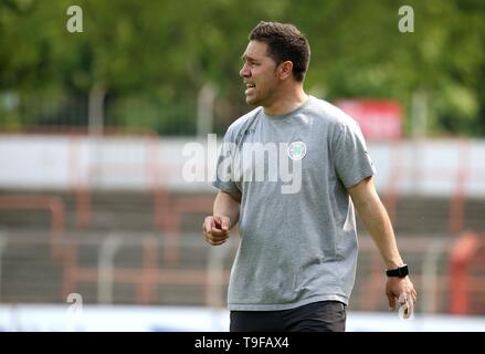 Oberhausen, Deutschland. 18 Mai, 2019. firo: 18.05.2019 Fußball, Regionalliga West, Saison 2018/2019 Rot-Weiß Oberhausen - SC Verl Trainer Mike Terranova (#MT, Rot-Weiß Oberhausen) gibt Anweisungen | Verwendung der weltweiten Kredit: dpa/Alamy leben Nachrichten Stockfoto