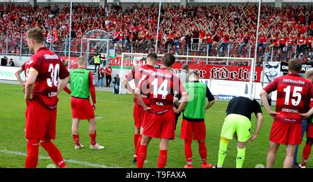 Oberhausen, Deutschland. 18 Mai, 2019. firo: 18.05.2019 Fußball, Regionalliga West, Saison 2018/2019 Rot-Weiß Oberhausen - SC Verl die Fans von RWO noch Ihre Mannschaft feiern. Die Spieler sind mit der Kennlinie enttäuscht. | Verwendung der weltweiten Kredit: dpa/Alamy leben Nachrichten Stockfoto