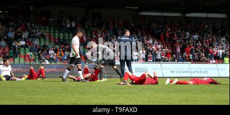 Oberhausen, Deutschland. 18 Mai, 2019. firo: 18.05.2019 Fußball, Regionalliga West, Saison 2018/2019 Rot-Weiß Oberhausen - SC Verl der Oberhausener sind nach dem Spiel auf dem Spielfeld | Verwendung der weltweiten Kredit enttäuscht: dpa/Alamy leben Nachrichten Stockfoto