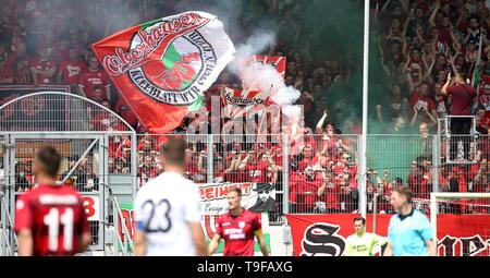 Oberhausen, Deutschland. 18 Mai, 2019. firo: 18.05.2019 Fußball, Regionalliga West, Saison 2018/2019 Rot-Weiß Oberhausen - SC Verl die Oberhausener Fans sind zealoating. Pyro. | Verwendung der weltweiten Kredit: dpa/Alamy leben Nachrichten Stockfoto