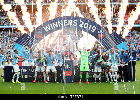 London, England 18. Mai Manchester City feiern gewinnen das FA Cup Finale zwischen Manchester City und Watford im Wembley Stadion, London am Samstag, den 18. Mai 2019. (Credit: Jon Bromley | MI Nachrichten) Credit: MI Nachrichten & Sport/Alamy leben Nachrichten Stockfoto