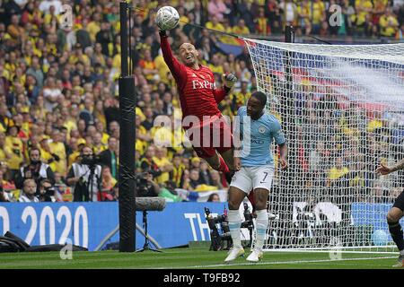 London, Großbritannien. 18 Mai, 2019. Manchester, England. 18. Mai 2019. Heurelho Gomes von Watford erreicht den Ball unter Druck von Raheem Sterling von Manchester City während der FA Cup Finale zwischen Manchester City und Watford an der Etihad Stadium am 18. Mai 2019 in Manchester, England. Credit: PHC Images/Alamy leben Nachrichten Stockfoto