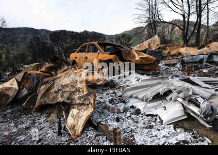 Agoura Hills, CA, USA. 11 Mär, 2019. Ein Brandopfer Auto ist in der Folge der tödliche Woolsey wid Brand in Agoura Hills, Kalifornien. Tausende Feuerwehrleute gesehen kämpften die 2018 Woolsey Bürste Feuer im südlichen Kalifornien, als Zehntausende Menschen wurden unter obligatorisch Evakuierung. 1500 zerstört - 341 beschädigt, Strukturen zerstört und beschädigt, 3 Feuerwehrleute wurden verletzt und 3 zivile Todesopfer gefunden. Die Ursache des Brandes ist noch unklar. Credit: Ronen Tivony/SOPA Images/ZUMA Draht/Alamy leben Nachrichten Stockfoto