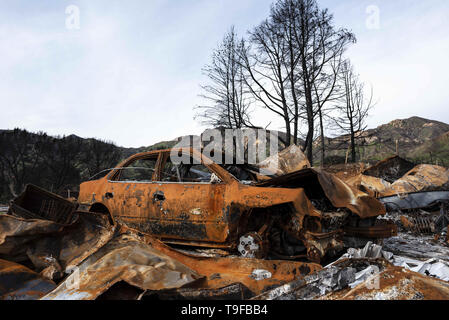 Agoura Hills, CA, USA. 11 Mär, 2019. Ein Brandopfer Auto ist in der Folge der tödliche Woolsey wid Brand in Agoura Hills, Kalifornien. Tausende Feuerwehrleute gesehen kämpften die 2018 Woolsey Bürste Feuer im südlichen Kalifornien, als Zehntausende Menschen wurden unter obligatorisch Evakuierung. 1500 zerstört - 341 beschädigt, Strukturen zerstört und beschädigt, 3 Feuerwehrleute wurden verletzt und 3 zivile Todesopfer gefunden. Die Ursache des Brandes ist noch unklar. Credit: Ronen Tivony/SOPA Images/ZUMA Draht/Alamy leben Nachrichten Stockfoto