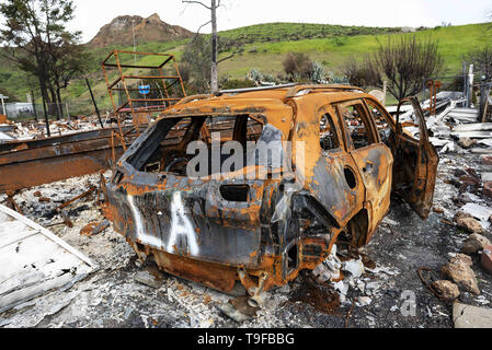 Agoura Hills, CA, USA. 11 Mär, 2019. Ein Brandopfer Auto ist in der Folge der tödliche Woolsey wid Brand in Agoura Hills, Kalifornien. Tausende Feuerwehrleute gesehen kämpften die 2018 Woolsey Bürste Feuer im südlichen Kalifornien, als Zehntausende Menschen wurden unter obligatorisch Evakuierung. 1500 zerstört - 341 beschädigt, Strukturen zerstört und beschädigt, 3 Feuerwehrleute wurden verletzt und 3 zivile Todesopfer gefunden. Die Ursache des Brandes ist noch unklar. Credit: Ronen Tivony/SOPA Images/ZUMA Draht/Alamy leben Nachrichten Stockfoto