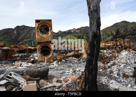 Agoura Hills, CA, USA. 11 Mär, 2019. Die Überreste eines zerstörten Hauses sind im Gefolge der 2018 Woolsey Brand in Agoura Hills, Kalifornien. Tausende Feuerwehrleute die 2018 Woolsey Bürste Feuer in Südkalifornien gekämpft, als Zehntausende Menschen gesehen unter obligatorisch Evakuierung waren. 1500 zerstört - 341 beschädigt, Strukturen zerstört und beschädigt, 3 Feuerwehrleute wurden verletzt und 3 zivile Todesopfer gefunden. Die Ursache des Brandes ist noch unklar. Credit: Ronen Tivony/SOPA Images/ZUMA Draht/Alamy leben Nachrichten Stockfoto