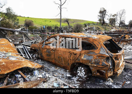 Agoura Hills, CA, USA. 11 Mär, 2019. Ein Brandopfer Auto ist in der Folge der tödliche Woolsey wid Brand in Agoura Hills, Kalifornien. Tausende Feuerwehrleute gesehen kämpften die 2018 Woolsey Bürste Feuer im südlichen Kalifornien, als Zehntausende Menschen wurden unter obligatorisch Evakuierung. 1500 zerstört - 341 beschädigt, Strukturen zerstört und beschädigt, 3 Feuerwehrleute wurden verletzt und 3 zivile Todesopfer gefunden. Die Ursache des Brandes ist noch unklar. Credit: Ronen Tivony/SOPA Images/ZUMA Draht/Alamy leben Nachrichten Stockfoto