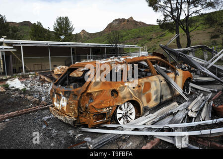 Agoura Hills, CA, USA. 11 Mär, 2019. Ein Brandopfer Auto ist in der Folge der tödliche Woolsey wid Brand in Agoura Hills, Kalifornien. Tausende Feuerwehrleute gesehen kämpften die 2018 Woolsey Bürste Feuer im südlichen Kalifornien, als Zehntausende Menschen wurden unter obligatorisch Evakuierung. 1500 zerstört - 341 beschädigt, Strukturen zerstört und beschädigt, 3 Feuerwehrleute wurden verletzt und 3 zivile Todesopfer gefunden. Die Ursache des Brandes ist noch unklar. Credit: Ronen Tivony/SOPA Images/ZUMA Draht/Alamy leben Nachrichten Stockfoto