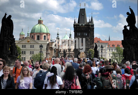 Prag, Tschechische Republik. 18 Mai, 2019. Touristen genießen das warme Wetter auf der Karlsbrücke in Prag in der Tschechischen Republik. Die Karlsbrücke in Prag ist eines der beliebtesten Reiseziele in der Tschechischen Republik. Credit: Slavek Ruta/ZUMA Draht/Alamy leben Nachrichten Stockfoto