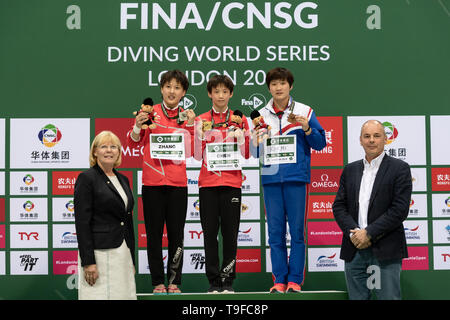 London, Großbritannien. 18 Mai, 2019. Frauen 10m Final Silbermedaillengewinner Minjie Zhang von P.R. China (2. links), Gold medallist Yuxi Chen von P.R. China (Mitte) und Bronze medaillenträger Rae Mi Kim der PRK (2. rechts) und das Büro an der Gewinner Präsentation während der FINA/CNSG Diving World Series Finale in London Aquatics Center am Samstag, den 18. Mai 2019. London England. Credit: Taka G Wu/Alamy leben Nachrichten Stockfoto