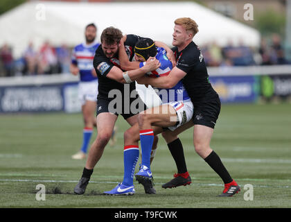 Trailfinders Sportplatz, London, UK. 18 Mai, 2019. Betfred Super League Rugby, London Broncos gegen Wakefield Trinity; Ben Jones-Bishop von Wakefield Trinity von James Cunningham und Rob Butler von London Broncos Credit: Aktion plus Sport/Alamy Leben Nachrichten angegangen Stockfoto