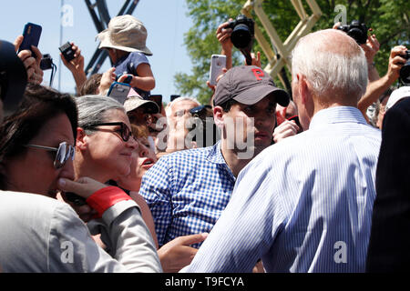 Philadelphia, PA, USA - 18. Mai 2019: Joe Biden grüßt Anhänger nach dem Anpfiff seine Kampagne für die Vereinigten Staaten 2020 Präsidentschaftswahlen, an einer im Rallye am Benjamin Franklin Parkway in Philadelphia, Pennsylvania. Credit: OOgImages/Alamy leben Nachrichten Stockfoto