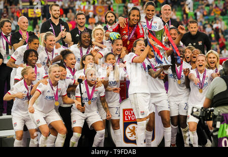 Groupama Arena, Budapest, Ungarn. 18 Mai, 2019. UEFA Champions League der Frauen, Lyon vs Barcelona; das Lyon Team feiern mit der Trophäe Credit: Aktion plus Sport/Alamy leben Nachrichten Stockfoto