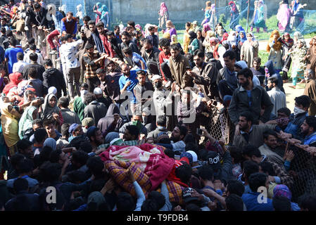 Pulwama, Jammu und Kaschmir, Indien. 18 Mai, 2019. (Anmerkung des Editors: Bild zeigt Tod). Kaschmirischen Dorfbewohner gesehen, die toten Körper der getöteten Rebellen Nassim Ahmed für Beerdigung während seiner Beerdigung Prozession an seinem Wohnsitz in Pulwama, südlich von Srinagar. Vier kaschmirischen Rebellen waren am Samstag in zwei separaten Schießereien in Jammu und Kaschmir von Pulwama und Baramulla Bezirke, die massiven Auseinandersetzungen in vielen Bereichen löst getötet. Kredit Idrees: Abbas/SOPA Images/ZUMA Draht/Alamy leben Nachrichten Stockfoto