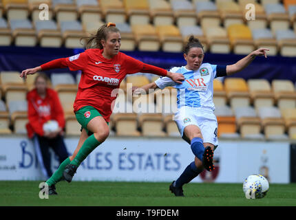 Northern Werbung Stadion, Bradford, UK. 18 Mai, 2019. FA Premier League Fußball-Finale der Frauen, Blackburn Rovers gegen Coventry Vereinigtes; von Coventry City konkurriert für die Kugel mit Lynda Shepherd von Blackburn Rovers Credit: Aktion plus Sport/Alamy leben Nachrichten Stockfoto