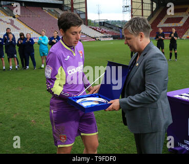 Northern Werbung Stadion, Bradford, UK. 18 Mai, 2019. FA Premier League Fußball-Finale der Frauen, Blackburn Rovers gegen Coventry, Coventry Vereinigtes Torwart und Kapitän ist mit der Runner Up-Preis Quelle: Aktion plus Sport/Alamy Leben Nachrichten vorgestellt Stockfoto