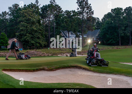 Southern Pines, North Carolina, USA. 18 Mai, 2019. Mai 18, 2019 - Southern Pines, North Carolina, USA - Groundskeeping crews machen letzte Vorbereitungen auf dem 18 Grün bei der heutigen dritten Runde der USGA 2 U.S. Senior Frauen Offene Meisterschaft im Pine Needles Lodge and Golf Club, 18. Mai 2019 in Southern Pines, North Carolina. Die ursprünglichen Feld von 120 Golfspieler war unten zu 51 für der heutigen dritten Runde verengt. Credit: Timothy L. Hale/ZUMA Draht/Alamy leben Nachrichten Stockfoto