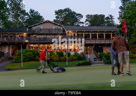 Southern Pines, North Carolina, USA. 18 Mai, 2019. Mai 18, 2019 - Southern Pines, North Carolina, USA - Groundskeeping crews machen letzte Vorbereitungen auf dem Putting Green in der heutigen dritten Runde der USGA 2 U.S. Senior Frauen Offene Meisterschaft im Pine Needles Lodge and Golf Club, 18. Mai 2019 in Southern Pines, North Carolina. Die ursprünglichen Feld von 120 Golfspieler war unten zu 51 für der heutigen dritten Runde verengt. Credit: Timothy L. Hale/ZUMA Draht/Alamy leben Nachrichten Stockfoto