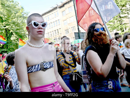 Krakau, Polen. 18 Mai, 2019. Die Menschen sind während der Gleichstellung März in Krakau gesehen. LGBT-Menschen und ihre Unterstützer zu Fuß durch die Straßen von Krakau Vielfalt und Toleranz zu feiern und sich gegen Diskriminierung und Ausgrenzung. Der März war in der Innenstadt von LGBT-Demonstranten aus der rechten Organisationen erfüllt. Kredit Damian: Klamka/SOPA Images/ZUMA Draht/Alamy leben Nachrichten Stockfoto