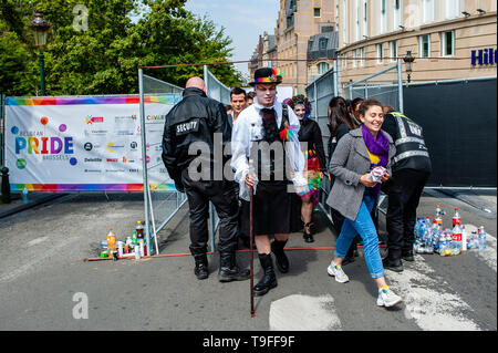 Brüssel, Brabant, Belgien. 18 Mai, 2019. Die Beauftragten werden gesehen, die Überprüfung der Leute vor der Eingabe bei der Stolz Dorf. Der 24. belgischen Pride Parade in Brüssel stattfand und es startete um 13:45 Uhr Von der Stolz Dorf auf dem Mont des Arts, und es wurde von CesÃ¡r Sampson, ein Sänger in der letztjährigen Eurovision geführt. Das Thema der Belgischen Stolz 2019 ist "Alle für Einen". Über 100.000 Menschen nahmen an der Veranstaltung teil und die Parteien, die um das Zentrum der Stadt. Credit: Ana Fernandez/SOPA Images/ZUMA Draht/Alamy leben Nachrichten Stockfoto