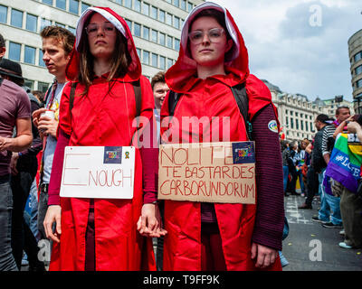 Brüssel, Brabant, Belgien. 18 Mai, 2019. Zwei Frauen gesehen, handsmaid Märchen Kostüme während der Parade. Die 24 belgischen Pride Parade in Brüssel stattfand und es startete um 13:45 Uhr Von der Stolz Dorf auf dem Mont des Arts, und es wurde von CesÃ¡r Sampson, ein Sänger in der letztjährigen Eurovision geführt. Das Thema der Belgischen Stolz 2019 ist "Alle für Einen". Über 100.000 Menschen nahmen an der Veranstaltung teil und die Parteien, die um das Zentrum der Stadt. Credit: Ana Fernandez/SOPA Images/ZUMA Draht/Alamy leben Nachrichten Stockfoto