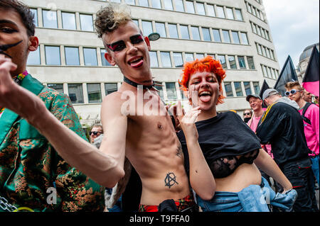 Brüssel, Brabant, Belgien. 18 Mai, 2019. Die Menschen sind zu tanzen während der Parade. Die 24 belgischen Pride Parade in Brüssel stattfand und es startete um 13:45 Uhr Von der Stolz Dorf auf dem Mont des Arts, und es wurde von CesÃ¡r Sampson, ein Sänger in der letztjährigen Eurovision geführt. Das Thema der Belgischen Stolz 2019 ist "Alle für Einen". Über 100.000 Menschen nahmen an der Veranstaltung teil und die Parteien, die um das Zentrum der Stadt. Credit: Ana Fernandez/SOPA Images/ZUMA Draht/Alamy leben Nachrichten Stockfoto